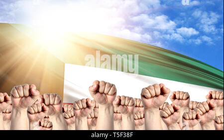 La giornata del lavoro concetto con i pugni di uomini contro lo sfondo della bandiera del Kuwait Foto Stock