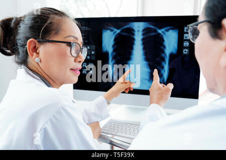 I radiologi a discutere i raggi x al torace Foto Stock