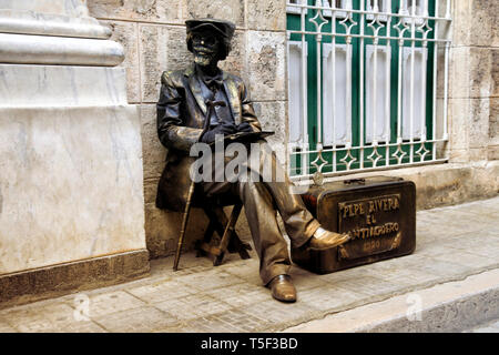 L'Avana, Cuba - Gennaio 11, 2019: bronzo dipinto artista su una strada della citta'. L'Avana, Cuba Foto Stock