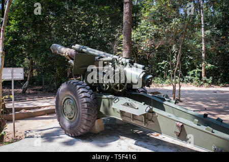 Vista frontale di un 155mm Guerra del Vietnam artiglieria sul display ai Tunnel di Cu Chi a Saigon, Vietnam. Foto Stock