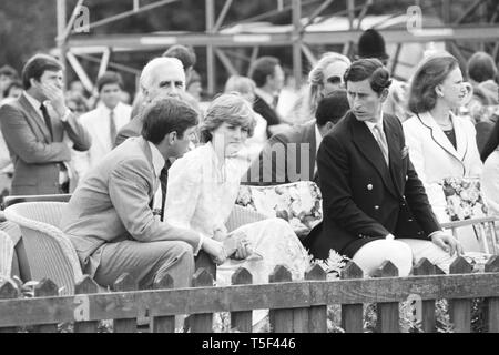 Lady Diana Spencer, accanto al Principe Carlo, che ella si sposi il mercoledì e il suo futuro cognato il principe Andréj (l) durante una visita alle guardie Polo Club in Windsor Great Park. Il Principe di Galles ha preso parte all'Imperial Polo internazionale per la riunione del Silver Jubilee Cup, INGHILTERRA II contro la Spagna. Foto Stock