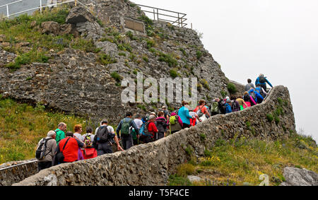 Gruppo di visitatori ascneding al romitorio di San Juan de Gaztelugatxe sull'isolotto Gaztelugatxe vicino a Bakio, Costa Vasca, nel golfo di Biscaglia, Paesi Baschi Foto Stock