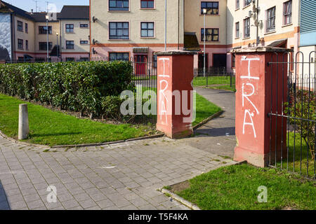 IRA verniciato su pilastri che portano a blocchi di alloggiamento nella zona Bogside di Derry / Londonderry Foto Stock