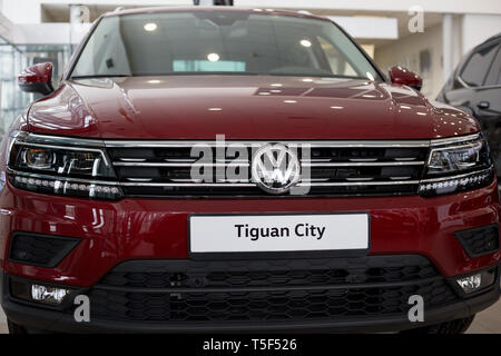 Russia, Izhevsk - 15 Febbraio 2019: Showroom Volkswagen. Nuova Tiguan nella showroom del concessionario. Famoso marchio mondiale. Foto Stock