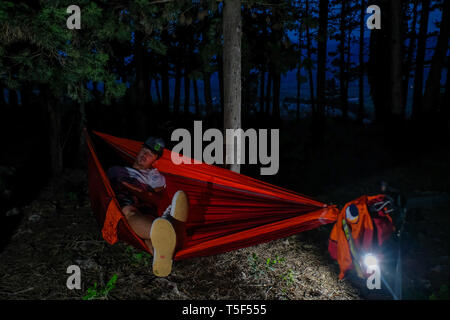 IMOTSKI, Croazia - 02 maggio: un uomo dorme in un amaca vicino al Lago Rosso, Split-Dalmatia, Imotski, Croazia il Maggio 02, 2018 a Imotski, Croazia. Foto Stock