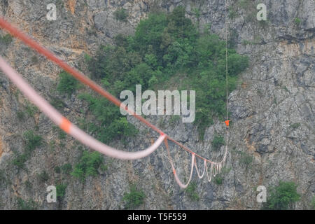 IMOTSKI, Croazia - 03 maggio: un uomo che cammina su un highline sopra il Lago Rosso, Split-Dalmatia, Imotski, Croazia il Maggio 03, 2018 a Imotski, Croazia. Foto Stock