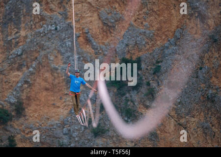 IMOTSKI, Croazia - 03 maggio: un uomo che cammina su un highline sopra il Lago Rosso, Split-Dalmatia, Imotski, Croazia il Maggio 03, 2018 a Imotski, Croazia. Foto Stock