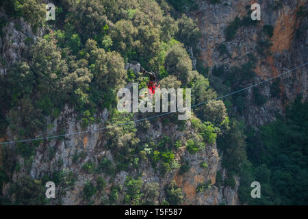 IMOTSKI, Croazia - 04 maggio: un uomo facendo acrobazie su un highline sopra il Lago Rosso, Split-Dalmatia, Imotski, Croazia il 04 maggio 2018 a Imotski, Croazia. Foto Stock