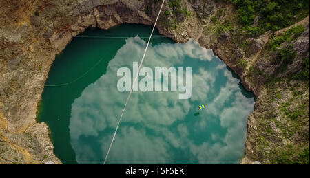 IMOTSKI, Croazia - 02 maggio: un uomo con un paracadute sopra il Lago Rosso, Split-Dalmatia, Imotski, Croazia il Maggio 02, 2018 a Imotski, Croazia. Foto Stock