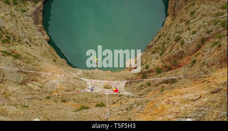 IMOTSKI, Croazia - 02 maggio: un uomo con un paracadute da una rete di spazio al di sopra del lago rosso, Split-Dalmatia, Imotski, Croazia il Maggio 02, 2018 a Imotski, Croazia. Foto Stock