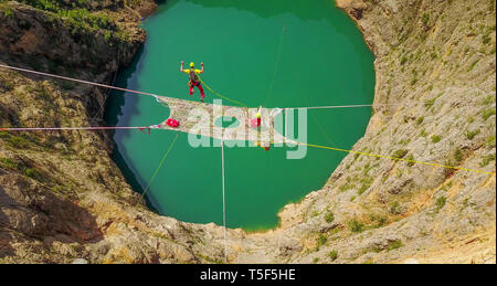 IMOTSKI, Croazia - 02 maggio: un uomo con un paracadute da una rete di spazio al di sopra del lago rosso, Split-Dalmatia, Imotski, Croazia il Maggio 02, 2018 a Imotski, Croazia. Foto Stock