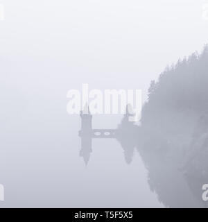 Vista di Lake Vyrnwy e tendendo torre di nebbia. Foto Stock