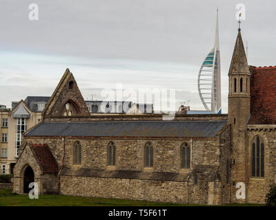 Vista la Spinnaker Tower e Royal chiesa Garrison, Portsmouth, Hampshire, Regno Unito Foto Stock