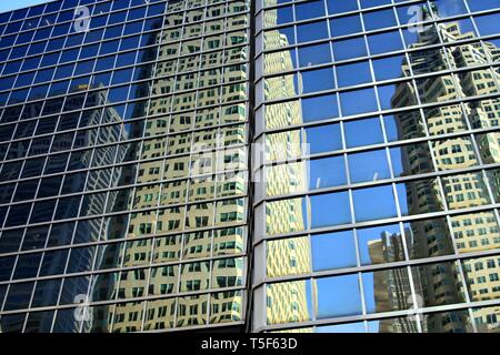 TORONTO, Canada - 8 gennaio. 2012: grattacieli e limpido cielo blu che riflette in facciata di vetro Foto Stock