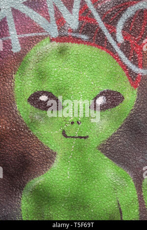 Alien dipinta su un muro di Berlino in Germania Foto Stock