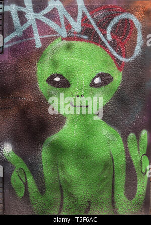 Alien dipinta su un muro di Berlino in Germania Foto Stock