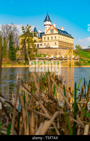 Renaissance vecchio castello Radun vicino a Opava città speculare in un lago con riflessi in acqua, Repubblica Ceca Foto Stock