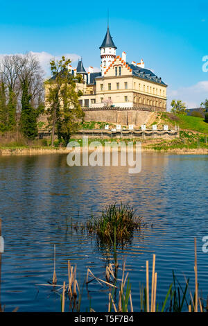 Renaissance vecchio castello Radun vicino a Opava città speculare in un lago con riflessi in acqua, Repubblica Ceca Foto Stock