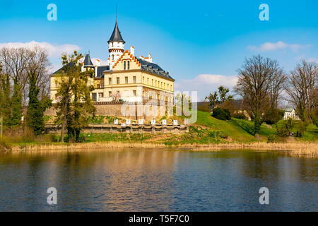 Renaissance old castle Radun near Opava city mirrored in a lake with reflections in water, Czech Republic Foto Stock