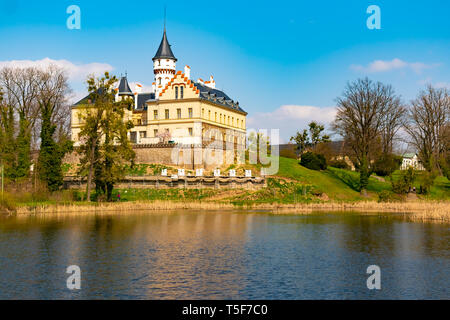 Renaissance vecchio castello Radun vicino a Opava città speculare in un lago con riflessi in acqua, Repubblica Ceca Foto Stock