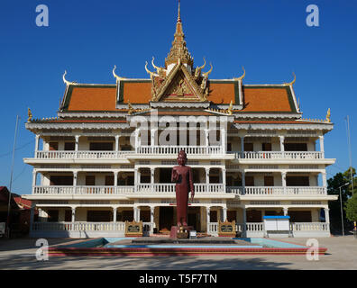 Parte del nuovo wat Kampong Thom o Entri Sam Voreak Pagoda, tempio complesso. Kampong Thom, Cambogia. 19-12-2018 Foto Stock