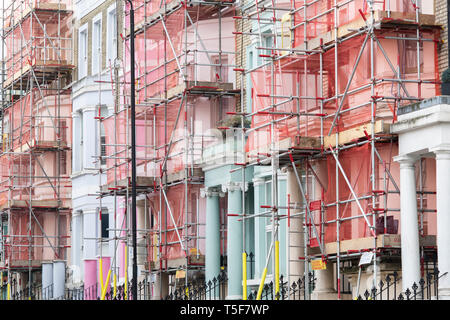 Ponteggio sulla parte anteriore del case in Westbourne Park Road, Notting Hill, Londra, Inghilterra Foto Stock