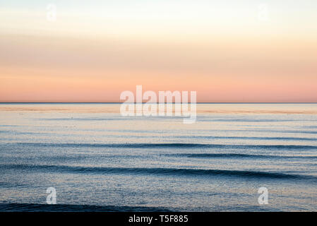 Sunrise costiera e l'Oceano Pacifico. San Diego, CA. Foto Stock