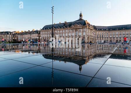 Specchio di acqua e Borsa Palace a Bordeaux Foto Stock