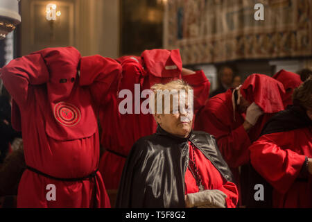 Una donna vede nella chiesa del monastero reale di incarnazione di Madrid in Spagna. Processione del Cristo distese di fratellanza che ha iniziato Foto Stock