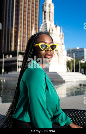 Grave donna godendo il sole a Madrid Foto Stock