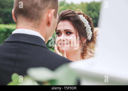 Close-up di pianto sposa durante la cerimonia di nozze Foto Stock