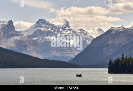 Canada, Alberta, Jasper National Park, Montagna maligne, barca su Malig Foto Stock