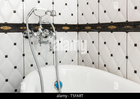 Bagno interno in stile art deco. Classic bagno e lavandino in combinazione con splendide piastrelle in ceramica Foto Stock