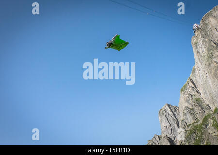 CHAMONIX, Francia - Luglio 05: un ponticello wingsuit saltare da una scogliera in Francia Auvergne-Rhône-Alpes, Chamonix, Francia il 5 luglio 2015 a Chamonix, Francia. (Foto di Fred Marie/Arte in tutti noi/Corbis via Getty Images) Foto Stock