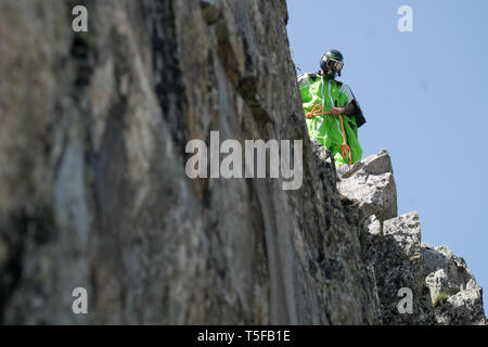 CHAMONIX, Francia - Luglio 05: un ponticello wingsuit saltare da una scogliera in Francia Auvergne-Rhône-Alpes, Chamonix, Francia il 5 luglio 2015 a Chamonix, Francia. (Foto di Fred Marie/Arte in tutti noi/Corbis via Getty Images) Foto Stock