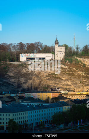 Museum der Moderne a Salisburgo, vista del Museum der Moderne situato sulla parte superiore del Monchsberg collina che domina la città di Salisburgo, in Austria. Foto Stock