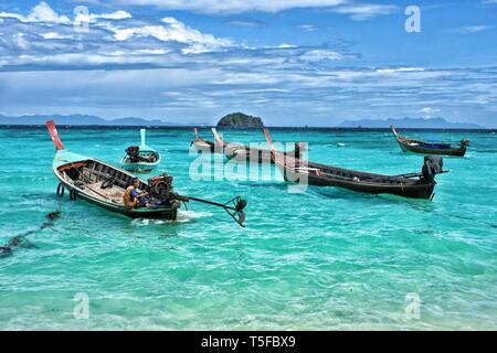 Barche a Sunrise Beach, Koh Lipe, Thailandia Foto Stock