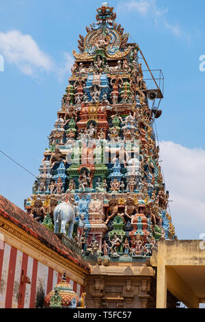 Un portale di ingresso, o Gopuram, all'ottavo secolo Sri Desikanathar tempio indù di Soorakudi nello stato federato di Tamil Nadu, India Foto Stock