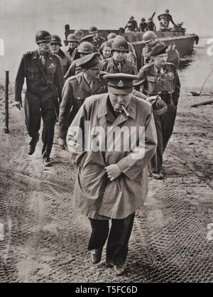 Churchill attraversate il Reno, accompagnato da marshall Montgomery, il generale Sir Alan Brooke, direttore generale del personale e un gruppo di alleati senior off Foto Stock