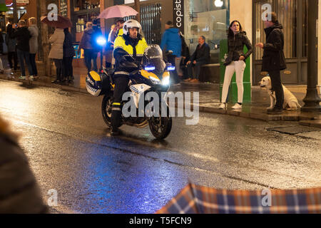 La polizia motociclista in strada bagnata il pattugliamento 2019 Easter Parade durante la Settimana Santa in Alicante Spagna Foto Stock