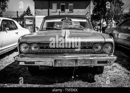 Berlino - 05 Maggio 2018: Personal luxury car Oldsmobile F-85 Cutlass, 1963. In bianco e nero. Foto Stock