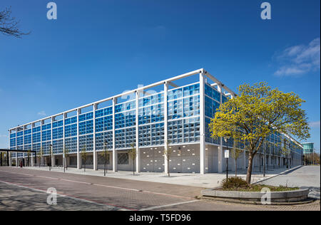 Milton Keynes a più piani 'smart tech' car park progettata da Leslie Jones architettura Foto Stock