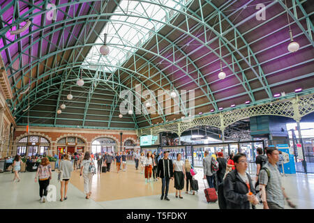 Stazione centrale ferroviaria stazione capolinea nel centro di Sydney, con architettura di interni e di pendolari,Sydney , Australia Foto Stock