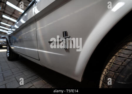 Berlino - 05 Maggio 2018: dettaglio dei pony auto Ford Mustang Coupe, 1965. Foto Stock