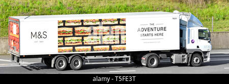 Vista laterale di M&S hgv catena di approvvigionamento alimentare Gist camion Truck & pubblicità per Marks & Spencer sandwich sul rimorchio articolato la guida su autostrada DEL REGNO UNITO Foto Stock