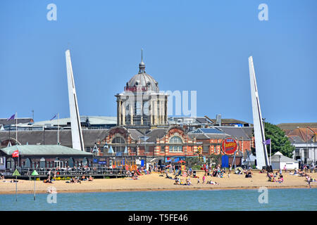 Persone a Southend on Sea mare spiaggia famiglia cupola del famoso Victorian Kursaal Amusement Park accanto al fiume Thames Estuary Southend Essex England Regno Unito Foto Stock