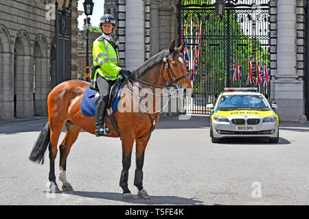 Agente donna di polizia Londra WPC British Metropolitan Horse back high viz jacket & Horse traffic control mounted duties Admiralty Arch Londra Inghilterra Regno Unito Foto Stock