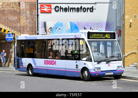 Primo Essex il trasporto pubblico single decker locale di passeggeri servizio bus & driver presso la fermata al di fuori di Chelmsford stazione ferroviaria ingresso Essex England Regno Unito Foto Stock