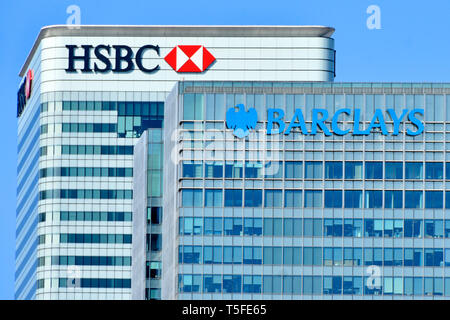 Rooftop close up di Barclays e HSBC HQ corporate banking business logo sopra ripetitive e di rivestimento facciata finestra Canary Wharf Docklands di Londra REGNO UNITO Foto Stock