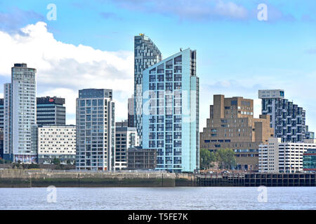 Edificio alto e moderno di riverside landmark appartamento case & ufficio edificio a blocco accanto al fiume Mersey waterfront skyline di Liverpool Merseyside England Regno Unito Foto Stock